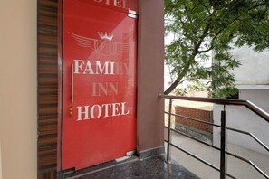 Property entrance - Fabhotel Family Inn (Lucknow)