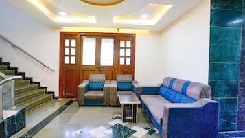 Área de estar no saguão