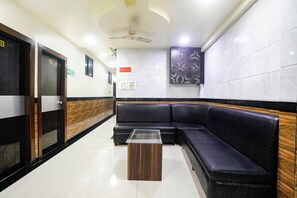 Lobby sitting area - Fabhotel Sion Residency (Mumbai)