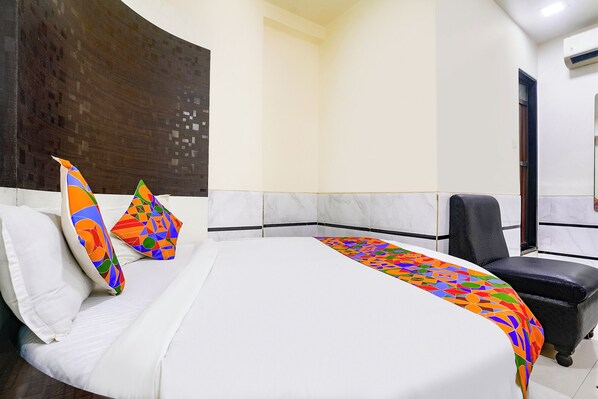 Egyptian cotton sheets, premium bedding, in-room safe, free WiFi - Fabhotel Sion Residency (Mumbai)