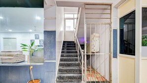 Un escalier avec des rampes en métal menant à un palier.
