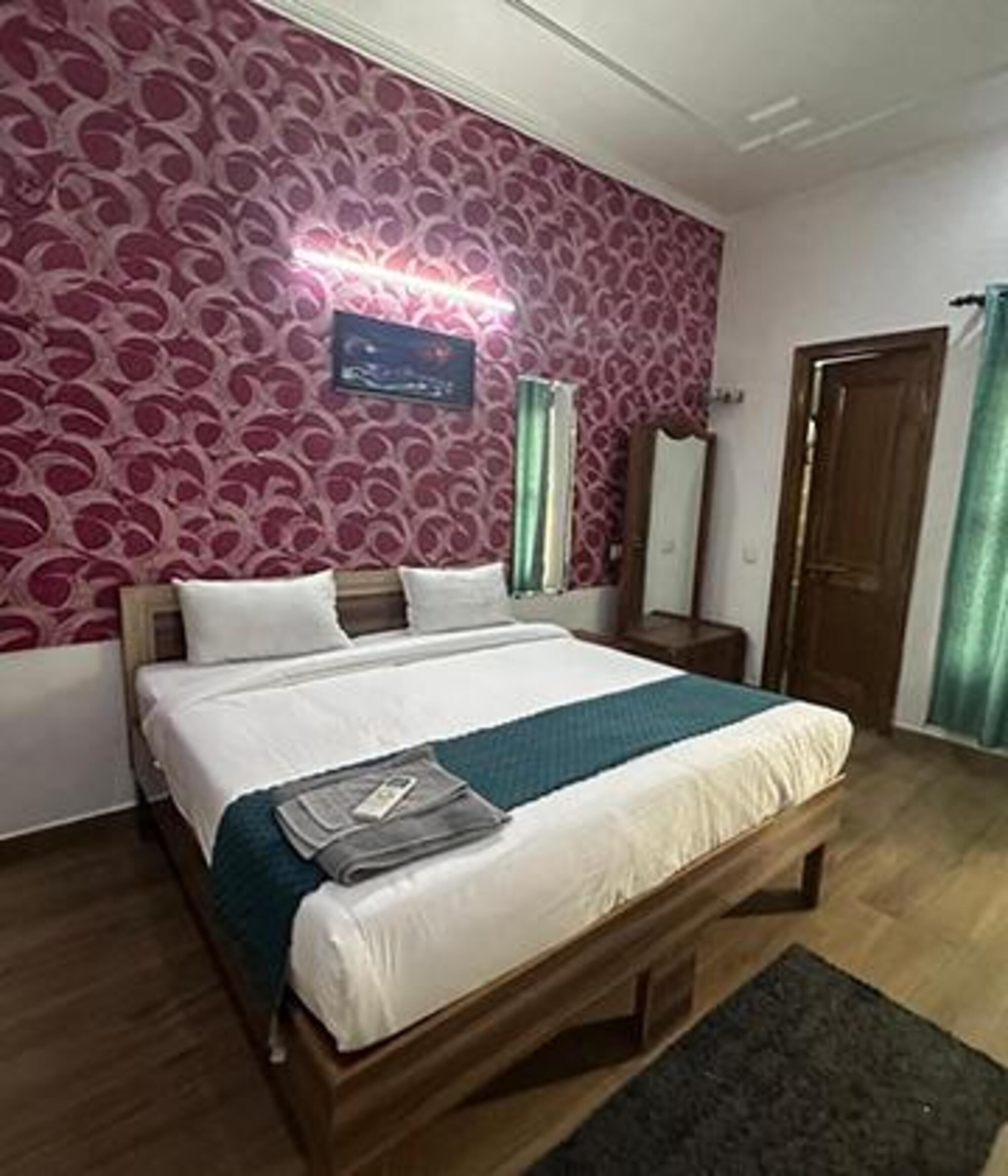 Egyptian cotton sheets, premium bedding, in-room safe, free WiFi