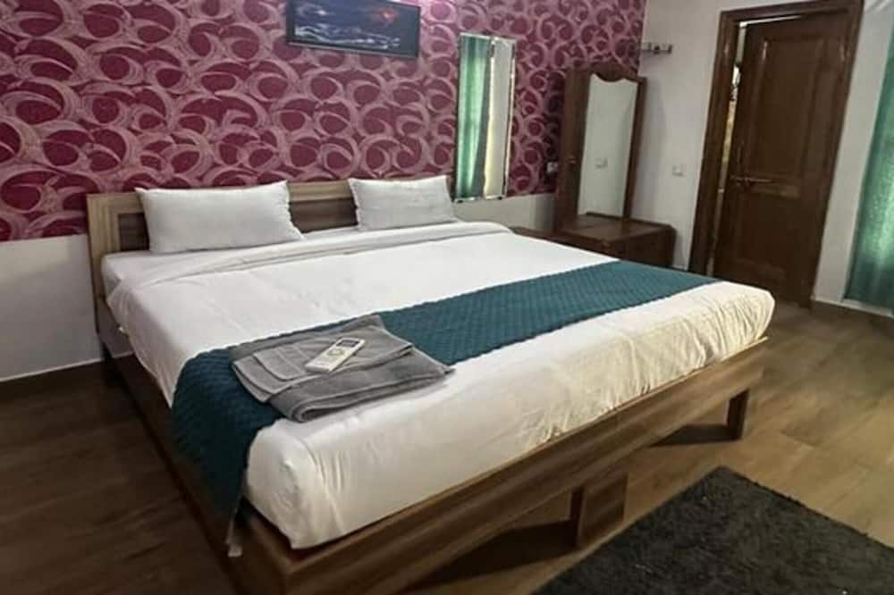 Fabhotel Golden Palace I