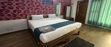 デラックス ルーム | エジプト綿のシーツ、高級寝具、セーフティボックス (室内)、WiFi (無料)