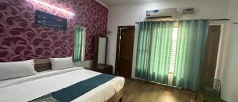 Egyptian cotton sheets, premium bedding, in-room safe, free WiFi