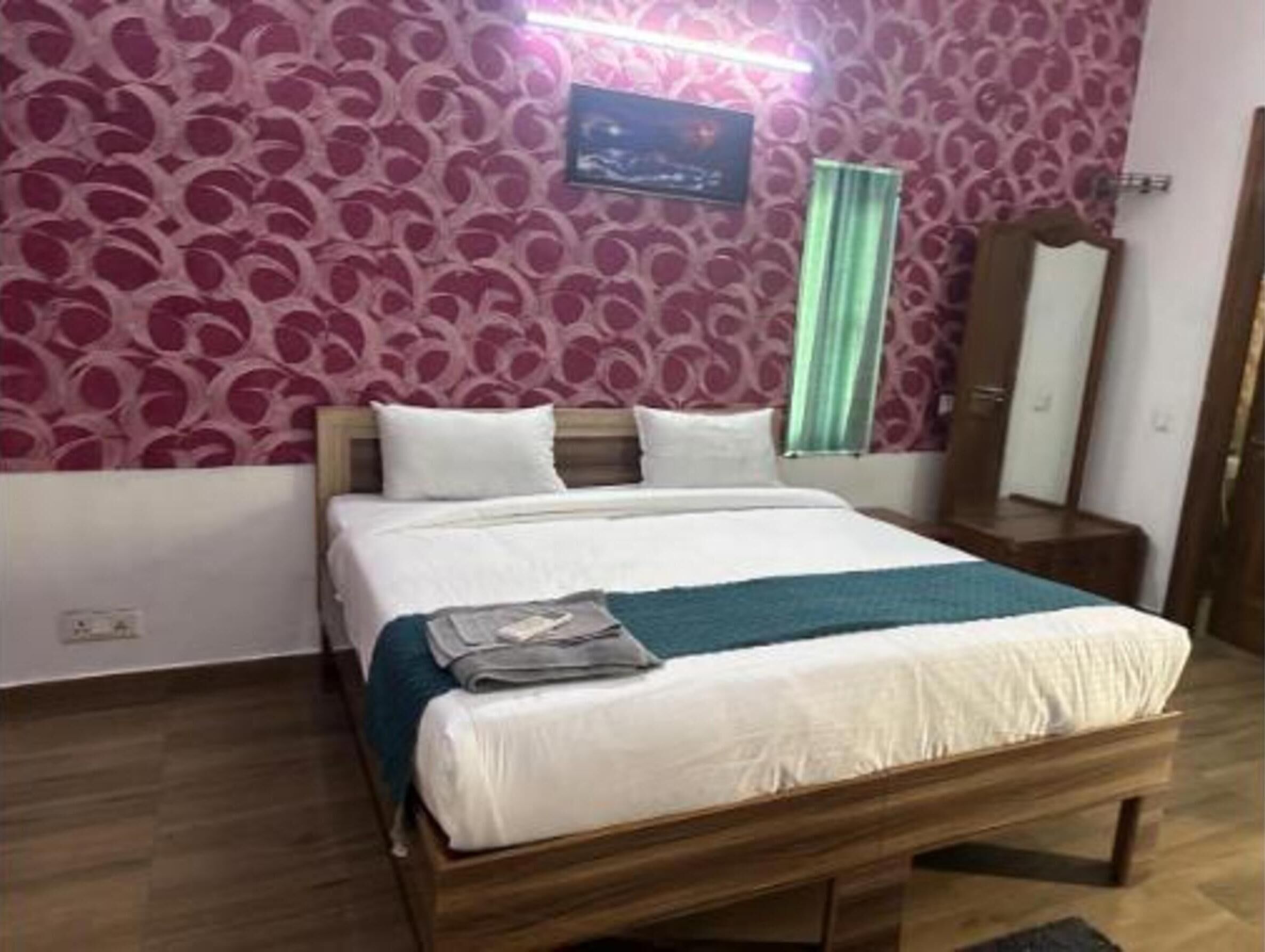 Egyptian cotton sheets, premium bedding, in-room safe, free WiFi