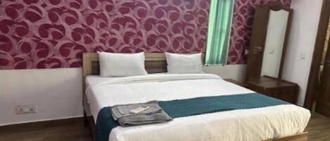 Egyptian cotton sheets, premium bedding, in-room safe, free WiFi