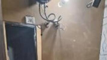 Sturta, regnsturtuhaus, snyrtivörur án endurgjalds, handklæði