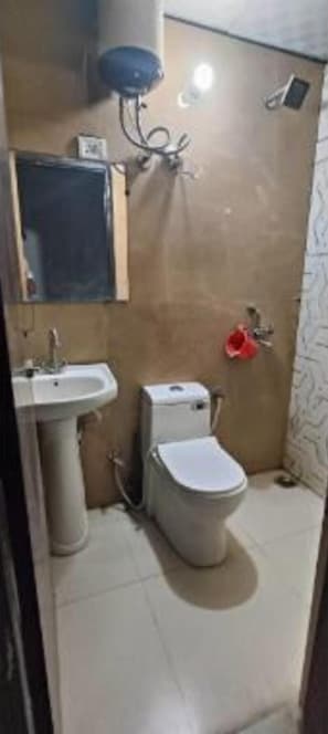 Sturta, regnsturtuhaus, snyrtivörur án endurgjalds, handklæði