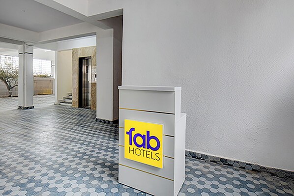 Un espace d’accueil d’hôtel avec une enseigne indiquant « fab hotels ».