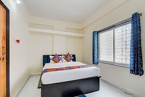 Egyptian cotton sheets, premium bedding, in-room safe, free WiFi - Fabhotel Hide Inn (Hinjawadi)