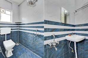 Shower, rainfall showerhead, free toiletries, towels - Fabhotel Hide Inn (Hinjawadi)