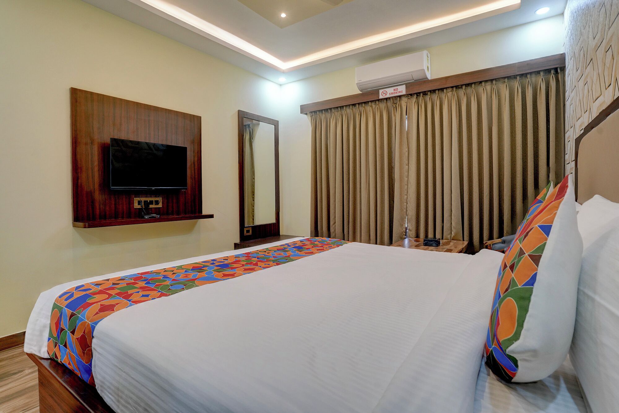 Egyptian cotton sheets, premium bedding, in-room safe, free WiFi