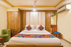 ملاءات من القطن المصري وأغطية فراش متميزة وخزنة داخل الغرفة