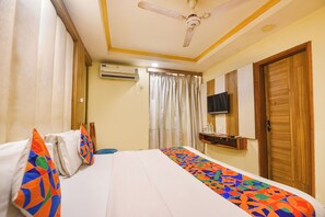 Egyptian cotton sheets, premium bedding, in-room safe, free WiFi - Fabhotel Atithi (New Delhi)