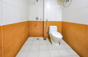 Shower, rainfall showerhead, free toiletries, towels - Fabhotel Atithi (New Delhi)