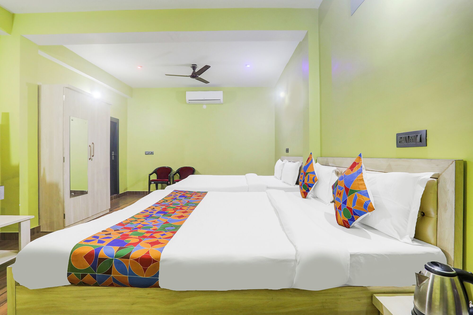 Egyptian cotton sheets, premium bedding, in-room safe, free WiFi