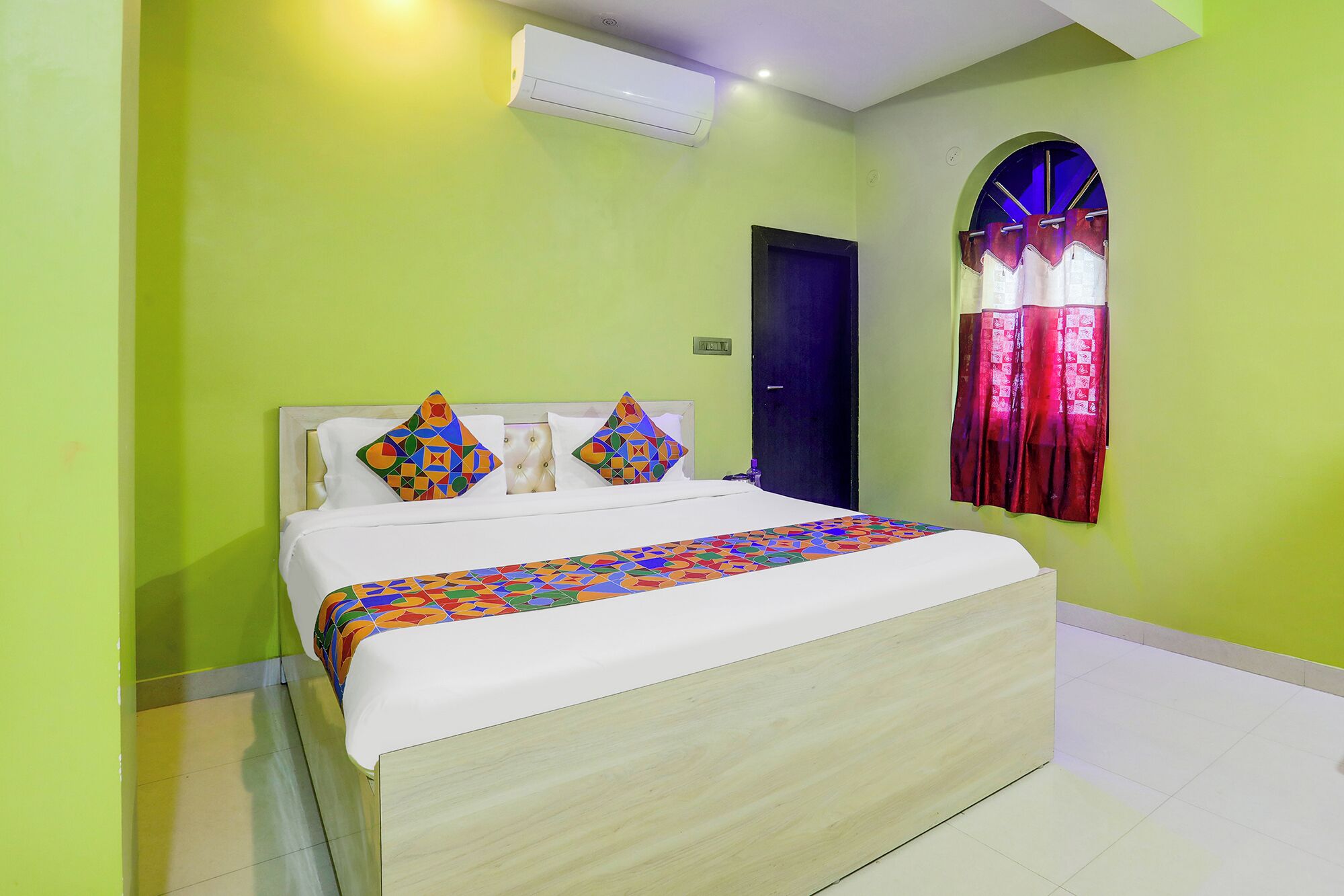 华丽客房 | 埃及棉床单、高档床上用品、客房内保险箱、免费 WiFi