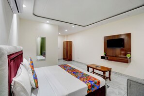 Egyptian cotton sheets, premium bedding, in-room safe, free WiFi - Fabhotel The Royal Kishan Complex (Noida)