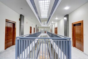 Lobby - Fabhotel The Royal Kishan Complex (Noida)