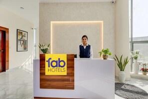 Reception - Fabhotel The Royal Kishan Complex (Noida)