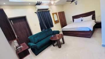 Egyptian cotton sheets, premium bedding, in-room safe, free WiFi