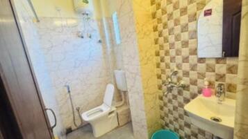 Shower, pancuran hujan, perlengkapan mandi gratis, dan handuk