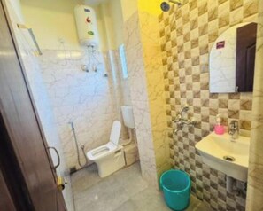 Shower, rainfall showerhead, free toiletries, towels - Fabhotel Hi Rise (Kolkata)