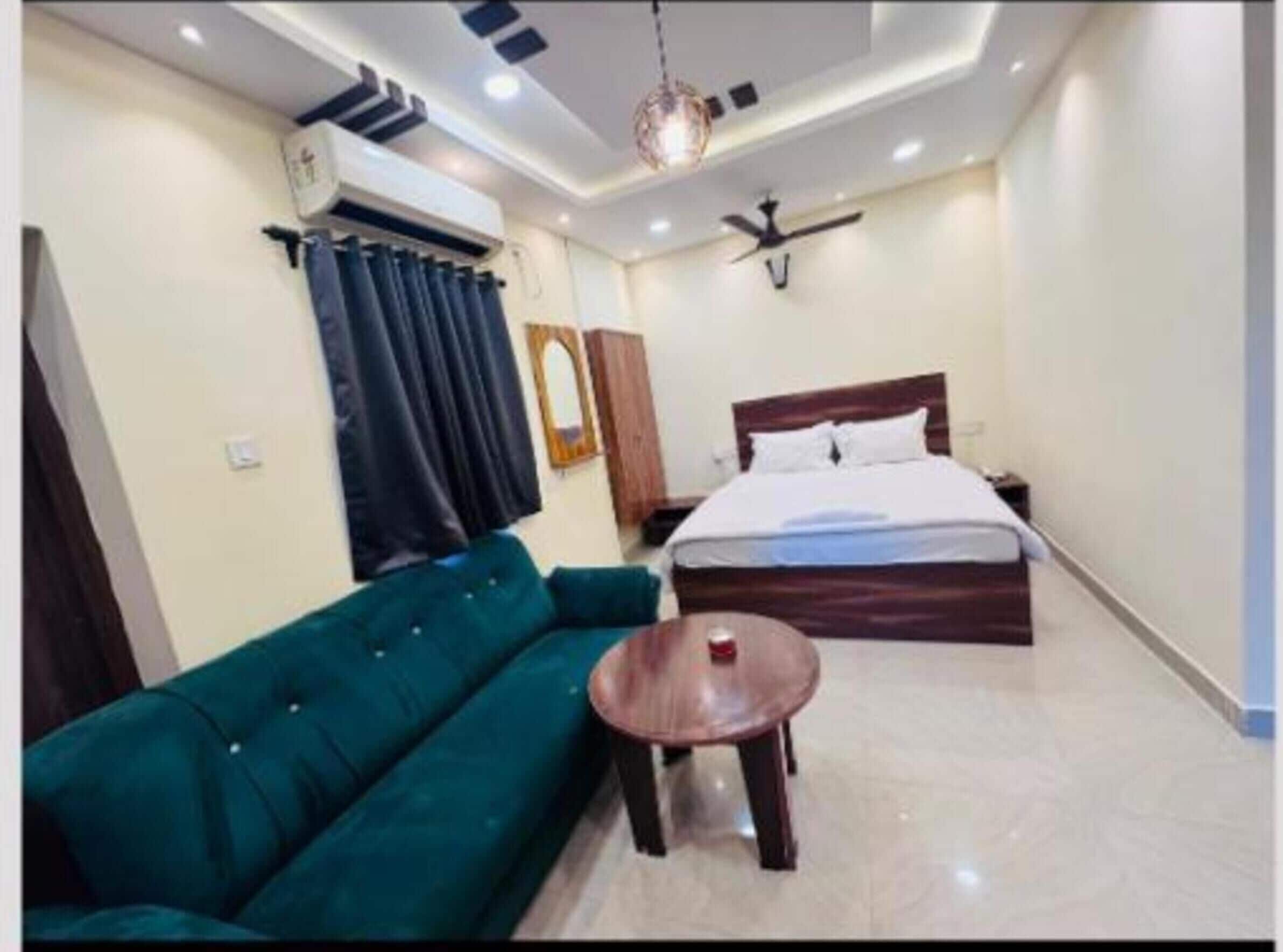 Egyptian cotton sheets, premium bedding, in-room safe, WiFi (free)