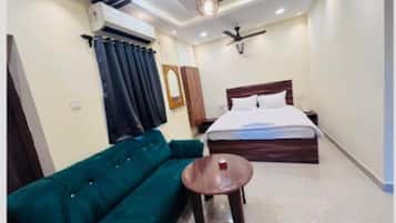 Egyptian cotton sheets, premium bedding, in-room safe, free WiFi