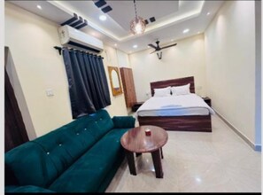 Egyptian cotton sheets, premium bedding, in-room safe, free WiFi - Fabhotel Hi Rise (Kolkata)