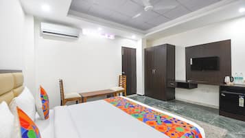 ملاءات من القطن المصري وأغطية فراش متميزة وخزنة داخل الغرفة