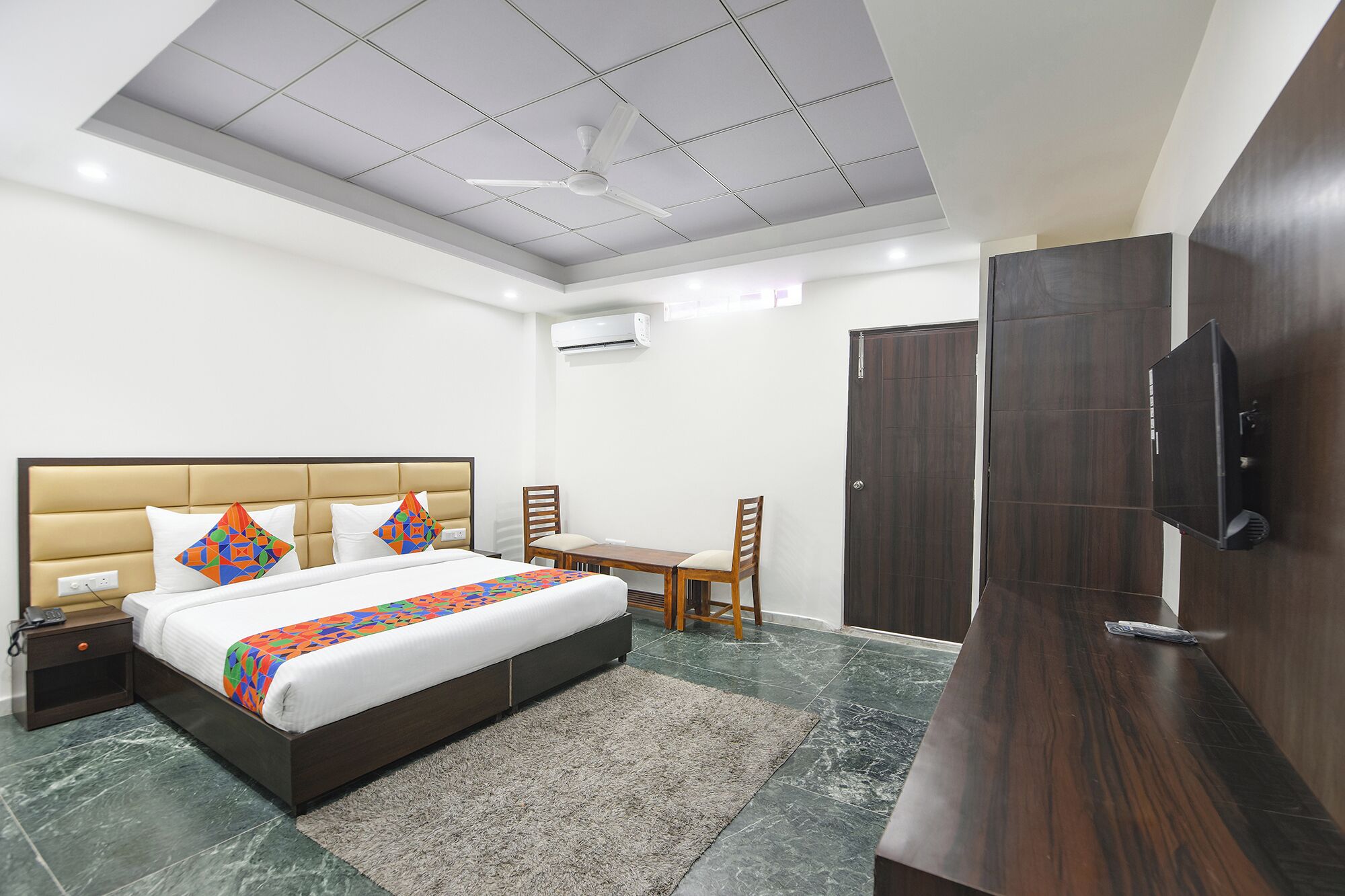 ملاءات من القطن المصري وأغطية فراش متميزة وخزنة داخل الغرفة