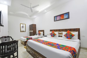 Egyptian cotton sheets, premium bedding, in-room safe, free WiFi - Fabhotel Clayton (New Delhi)