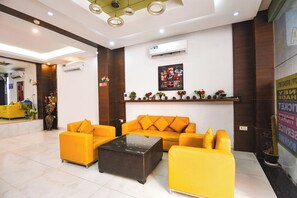 Lobby sitting area - Fabhotel Clayton (New Delhi)