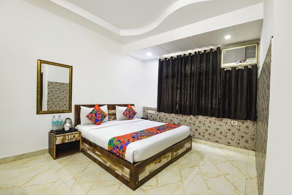 Premium Room | Egyptian cotton sheets, premium bedding, in-room safe, free WiFi - Fabhotel Clayton (New Delhi)