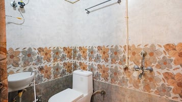 Deluxe Room | Bathroom | Shower, rainfall showerhead, free toiletries, towels