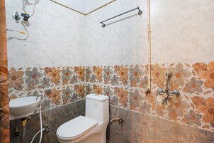 Deluxe Room | Bathroom | Shower, rainfall showerhead, free toiletries, towels