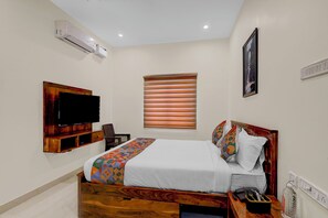 Egyptian cotton sheets, premium bedding, in-room safe, free WiFi - Fabhotel Sejour Royal (Chennai)