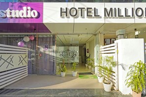 Property entrance - Fabhotel Million Star (Indore)