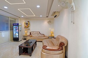 Lobby sitting area - Fabhotel Million Star (Indore)