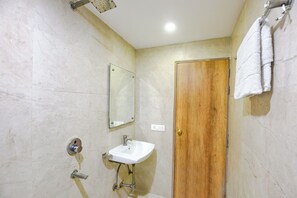 Douche, douche à « effet pluie », articles de toilette gratuits