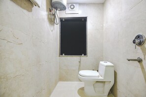 Een douche, een regendouche, gratis toiletartikelen, handdoeken