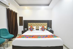Egyptian cotton sheets, premium bedding, in-room safe, free WiFi - Fabhotel Sun Plaza (New Delhi)