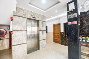 Lift - Fabhotel Sun Plaza (New Delhi)