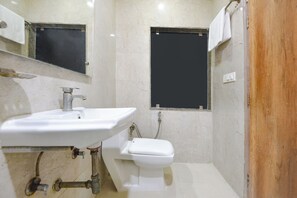 Shower, rainfall showerhead, free toiletries, towels - Fabhotel Sun Plaza (New Delhi)