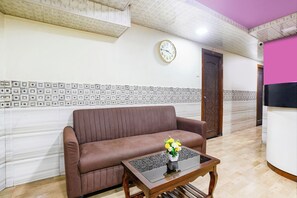 Lobby sitting area - Fabhotel Royal Residency Kurla (Mumbai)
