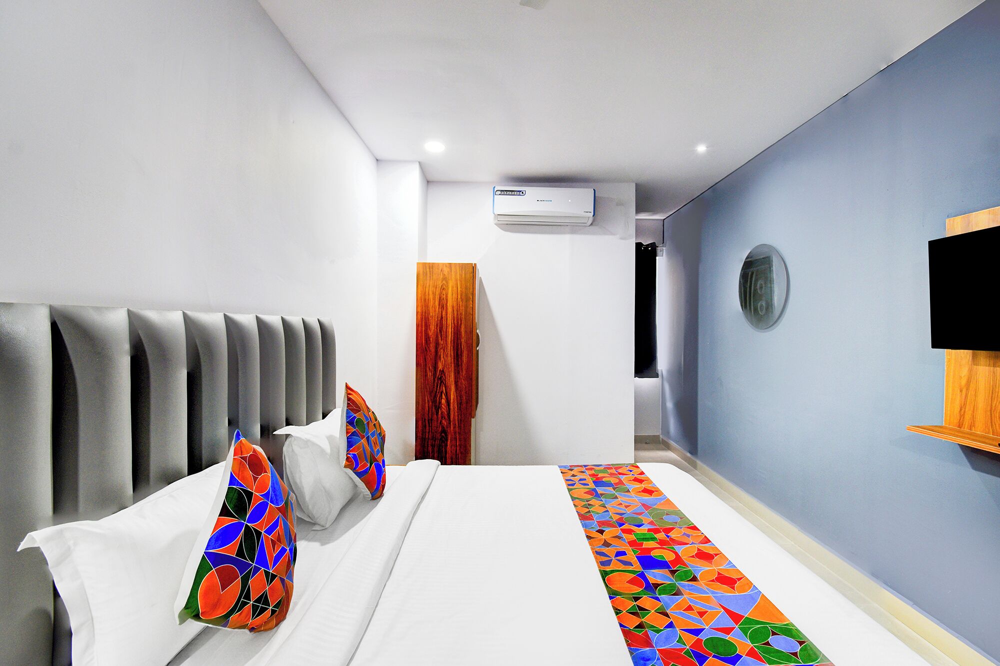 Egyptian cotton sheets, premium bedding, in-room safe, free WiFi