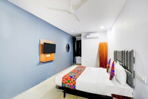 Egyptian cotton sheets, premium bedding, in-room safe, free WiFi - Fabhotel Lorwen (Hyderabad)