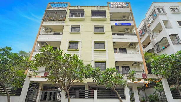 A multi-story hotel with balconies, air conditioning units, and a gated entrance. - Fabhotel Club Metro (Nagpur)